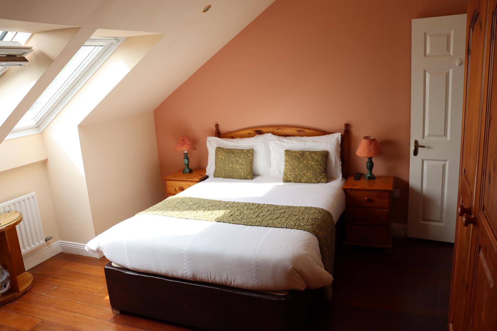 The Old Pier Guest Accommodation, Bed Only, No Breakfast Ballydavid Εξωτερικό φωτογραφία